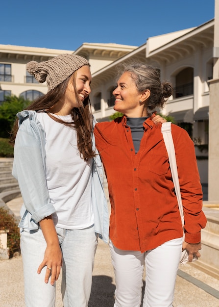 Free photo front view smiley mother and daughter