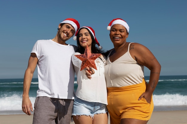 Free photo front view smiley people at beach