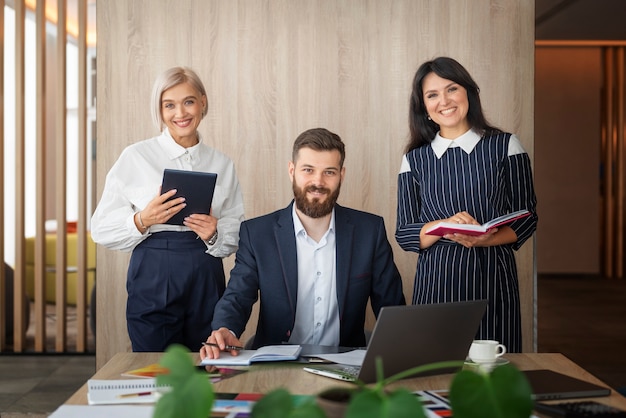 Persone sorridenti di vista frontale al lavoro