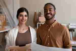 Foto gratuita persone sorridenti di vista frontale al lavoro