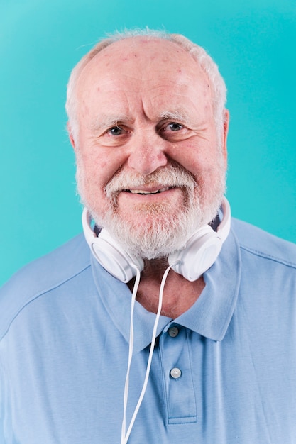 Free photo front view smiley senior with headphones