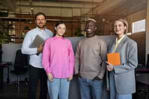 Foto gratuita squadra sorridente di vista frontale al lavoro