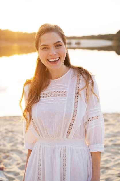 Free photo front view smiley woman at beach