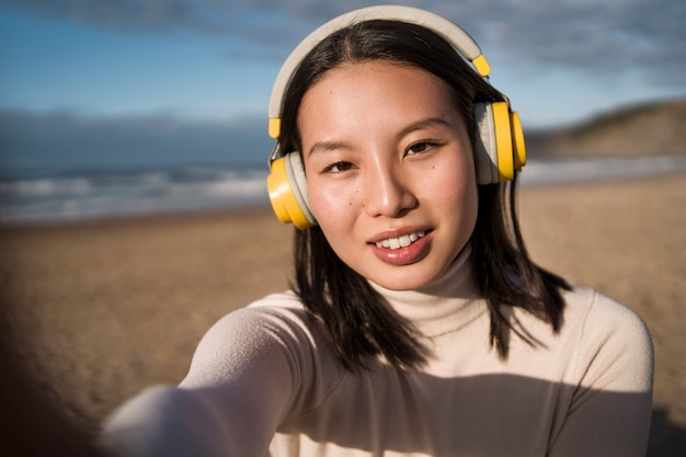 Front view smiley woman on beach