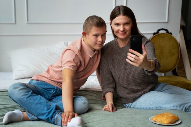 正面図スマイリーの女性と男の子が自分撮りを撮る