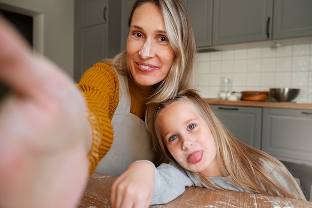 Free photo front view smiley woman and girl