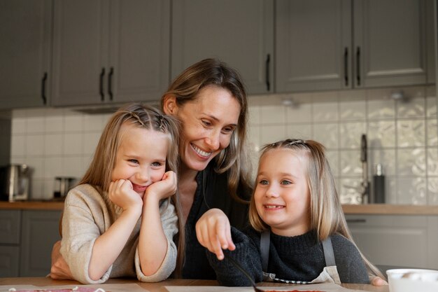 Free photo front view smiley woman and girls