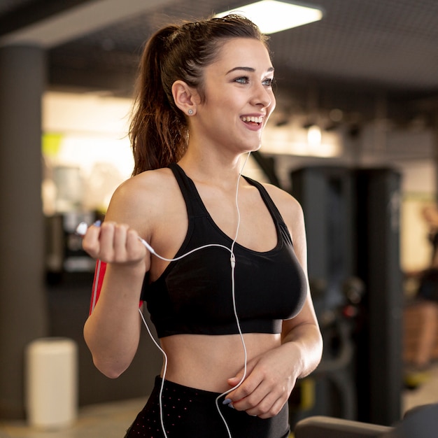 Free photo front view smiley woman at gym