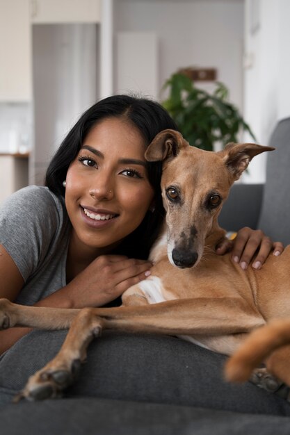 犬を保持している正面図スマイリー女性