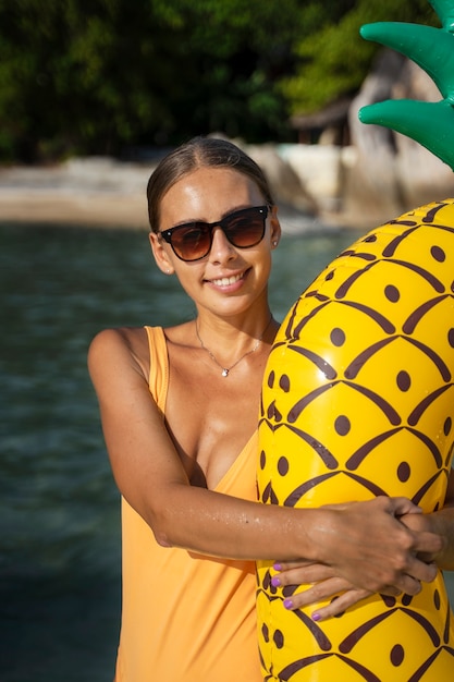 Foto gratuita donna sorridente di vista frontale che tiene galleggiante