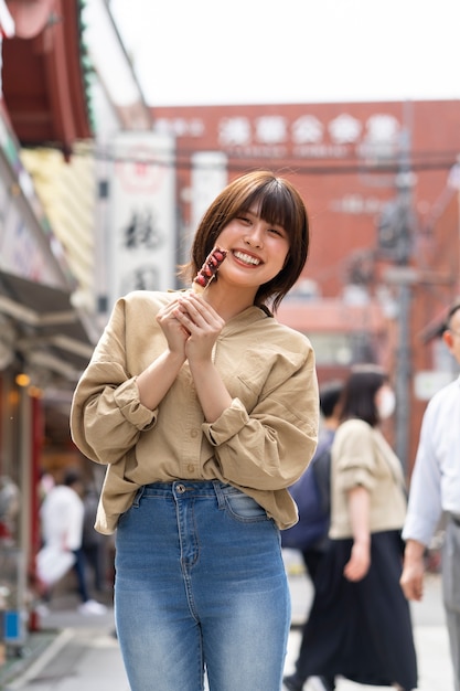 Foto gratuita donna sorridente di vista frontale che tiene cibo