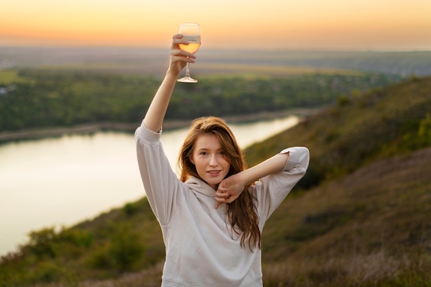 Foto gratuita donna sorridente di vista frontale che tiene vetro