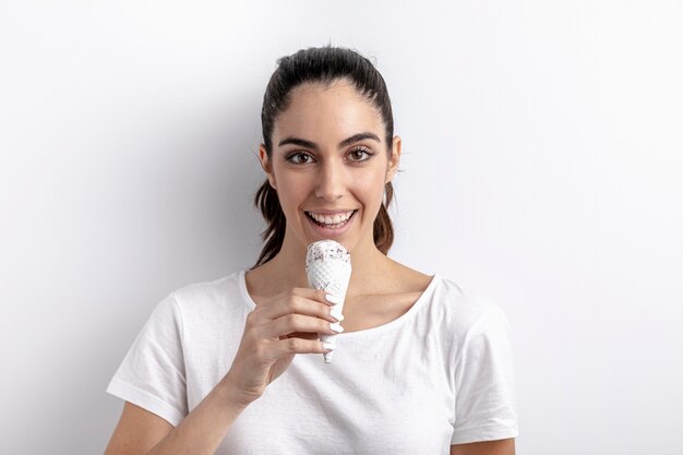 Вид спереди смайлик женщина, держащая мороженое