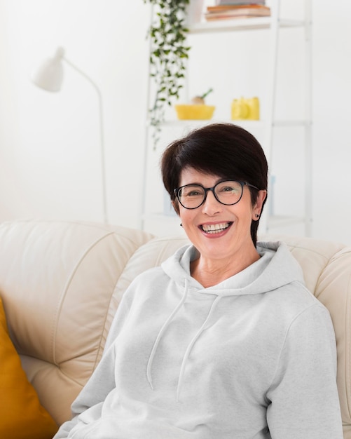 Foto gratuita vista frontale della donna di smiley a casa