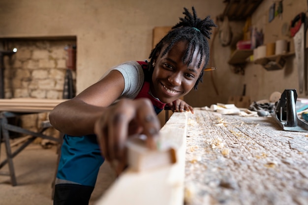 Foto gratuita misurazione della donna di smiley di vista frontale