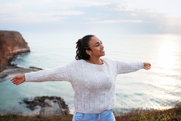 Foto gratuita donna di smiley di vista frontale all'aperto