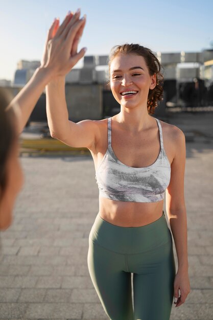 Foto gratuita donna sorridente di vista frontale all'aperto