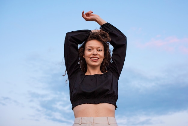 Foto gratuita posa della donna di smiley di vista frontale