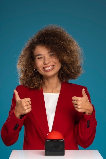 Foto gratuita donna sorridente di vista frontale che mostra i pollici in su