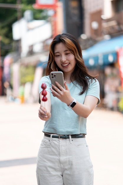 写真を撮る正面スマイリー女性