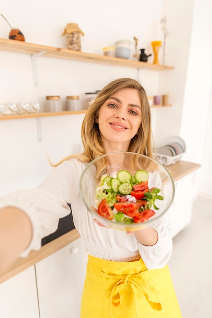 Foto gratuita donna di smiley di vista frontale che prende selfie