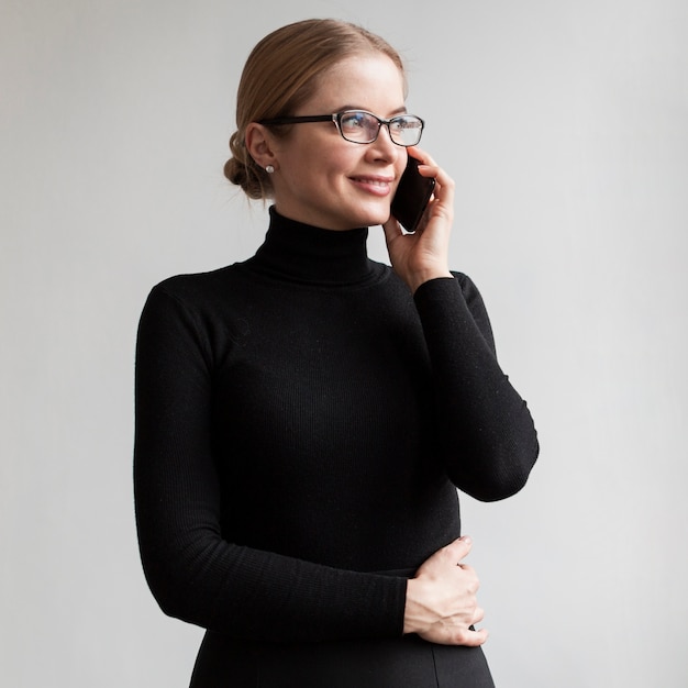 Foto gratuita donna di smiley di vista frontale che parla sopra il telefono