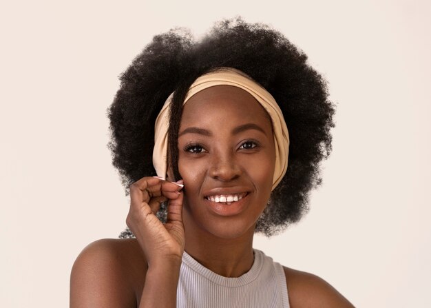 Вид спереди улыбающаяся женщина с афро-волосами позирует