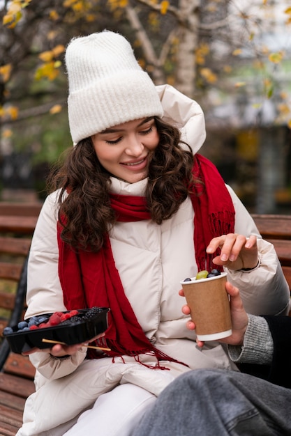 Foto gratuita donna sorridente di vista frontale con le bacche