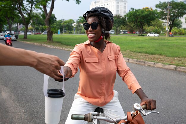 Free photo front view smiley woman with bicycle