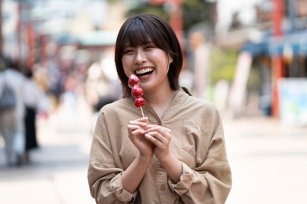 食べ物と正面図スマイリー女性