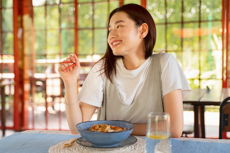 無料Photo おいしい食べ物を持つ正面スマイリー女性