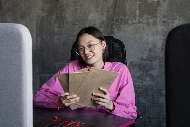 Donna sorridente di vista frontale che lavora