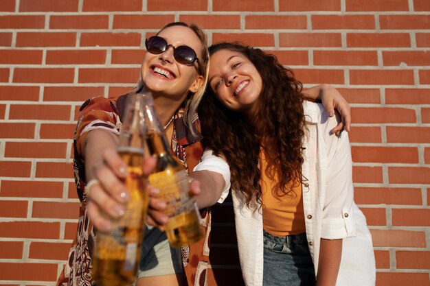 Вид спереди улыбающиеся женщины с напитками