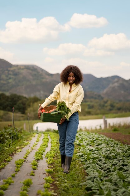 Free photo front view smiley women with harvest