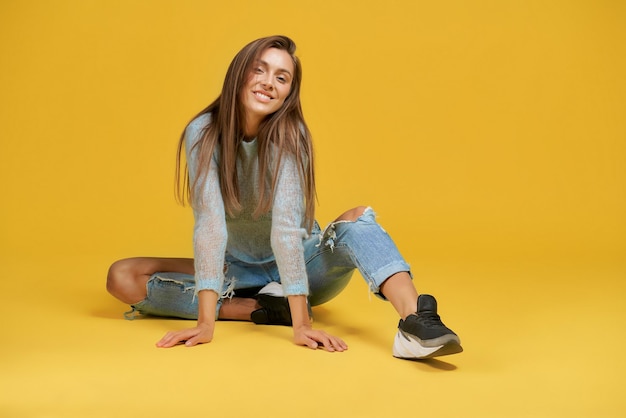 Free photo front view of smiling girl on floor