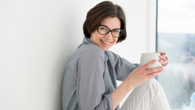 Vista frontale della donna sorridente a casa