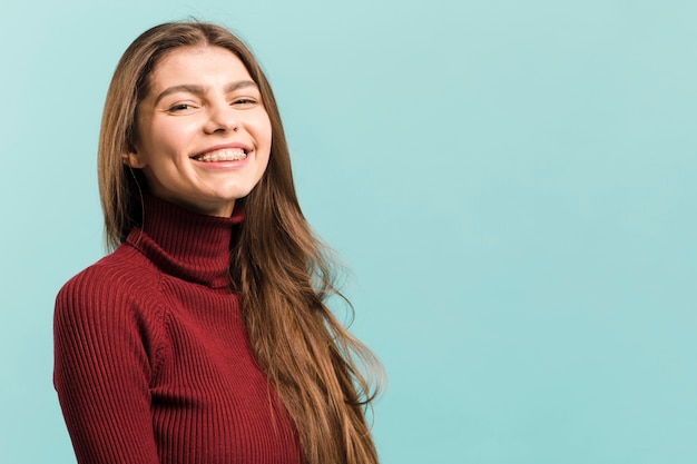 Free photo front view smiling woman in studio