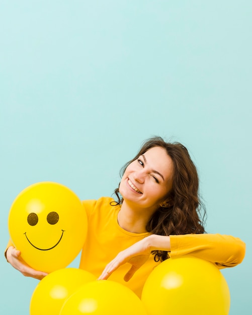 Free photo front view of smiling woman with copy space