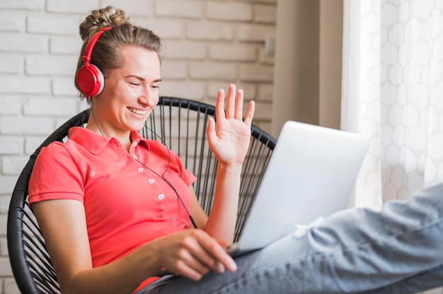 Free photo front view of smiling woman with laptop