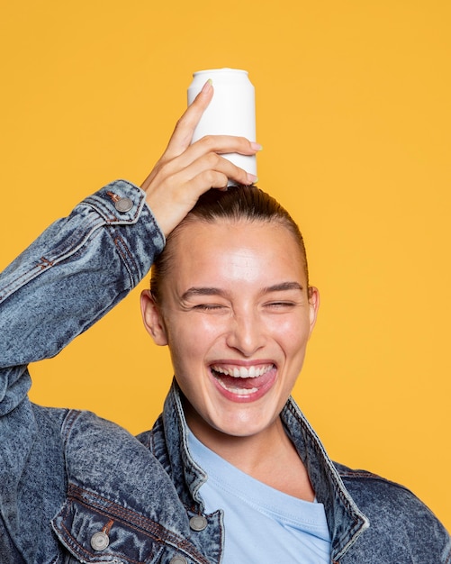 Foto gratuita vista frontale della donna sorridente con la lattina di soda