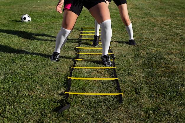 Giocatori di calcio di vista frontale sul campo