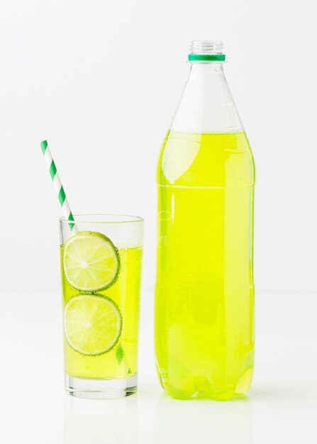Вид спереди бутылки безалкогольного напитка и стекла