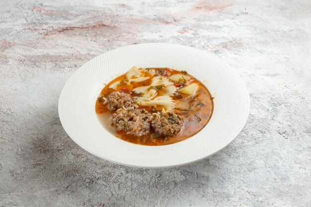 Суп вид спереди с мясом вкусный суп с пастой и мясом внутри на белой поверхности