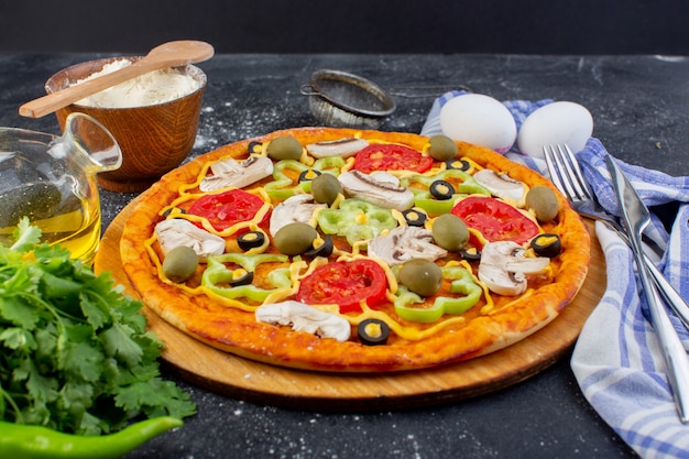 Free photo front view spicy mushroom pizza with red tomatoes bell peppers olives and mushrooms all sliced inside with eggs on dark