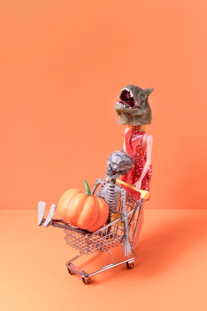 Foto gratuita giocattoli di halloween spettrale vista frontale