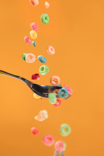 Foto gratuita vista del cucchiaio e dei cereali di vista frontale