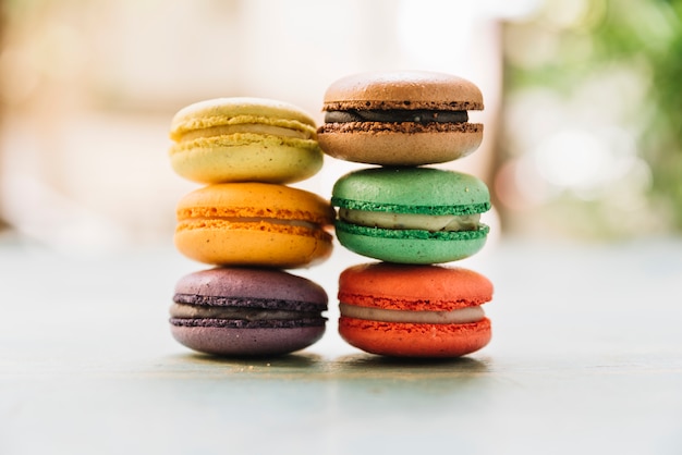 Foto gratuita macarons impilati vista frontale