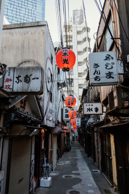 建物と提灯のある日本の通りの正面図