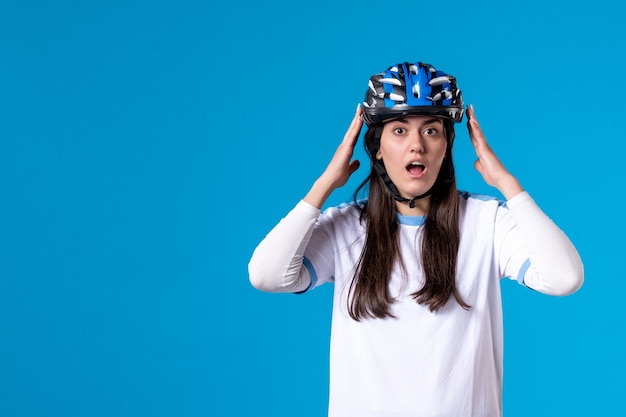 無料写真 正面図ヘルメットとスポーツ服を着た若い女性を驚かせた