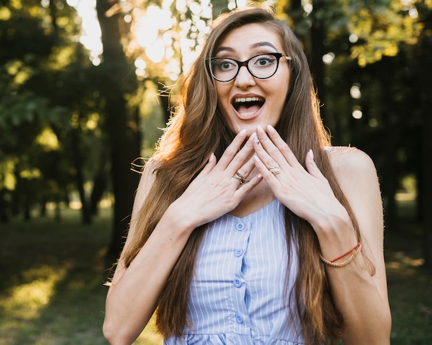 Foto gratuita vista frontale sorpresa giovane donna